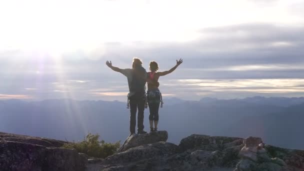空中无人机视图的探险登山队庆祝远征成功的 Habrich Squamish 山谷加拿大 — 图库视频影像
