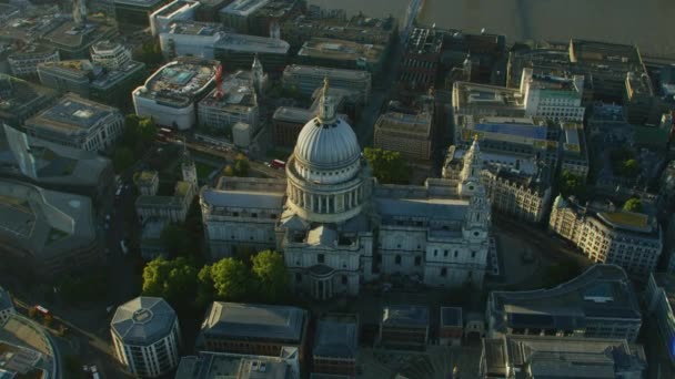 空中の日の出商業セント ポールス教会建物の屋根とロンドン街イングランド イギリス — ストック動画