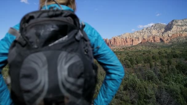 フィットネス白人アメリカ女性旅行者 Verde の谷アリゾナ州アメリカでリュックサック トレッキング赤砂岩で — ストック動画
