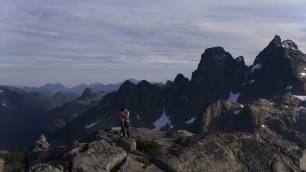 空中无人机观察探险队在加拿大 Squamish Habrich 山上取得远征成功 — 图库视频影像