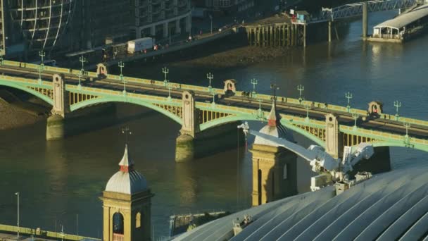 Londen November 2017 Luchtfoto Van Bij Zonsopgang Voetgangers Voertuigen Rivier — Stockvideo