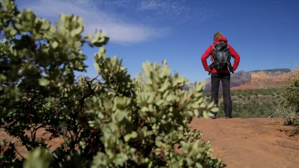 健康的高加索美国女性旅行者在户外她徒步探险佛得角美国亚利桑那州 — 图库视频影像