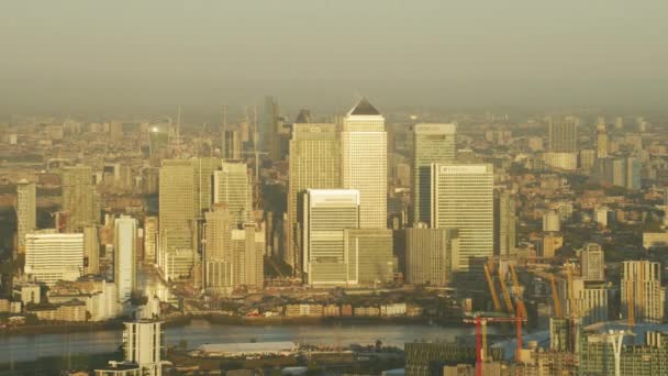 日の出ドックランズ グリニッジ半島テムズ川とロンドン都市景観の美しいイギリスの金融街カナリーワーフ ロンドン 2017年 — ストック動画