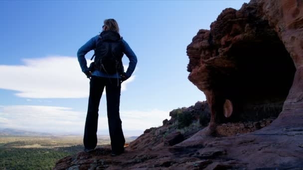 Jistý Bělošský Evropské Ženské Cestovní Batoh Turistika Přírodě Troubou Arizona — Stock video