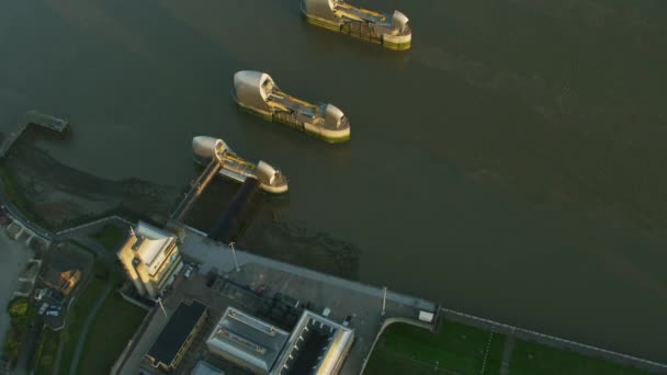テムズの障壁ゲート洪水氾濫原大きいロンドン川テムズ ロンドン イングランド イギリスの防衛航空サンライズ ビュー — ストック動画