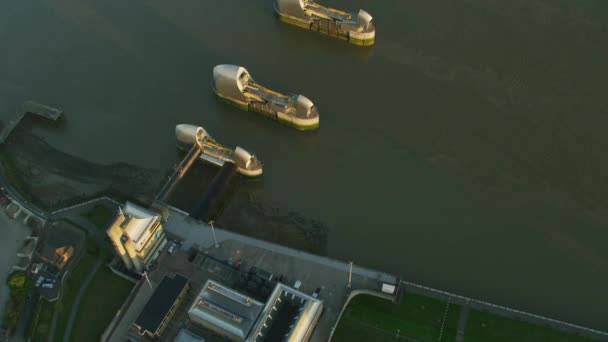 Vista Aérea Del Amanecer Támesis Puertas Barrera Defensas Contra Inundaciones — Vídeo de stock