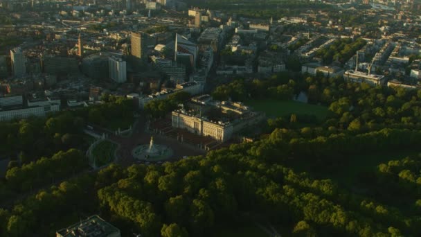 空中の日の出ビクトリア記念セント ジェームズ パーク ロンドン イギリスのまわりのバッキンガム宮殿と庭園の自動車交通 — ストック動画