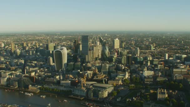 日の出地区商業高層ビル トランシーバー トーキー ガーキン Cheesegrater 川テムズ イギリスで英国ロンドン 2017年 航空写真ビュー ロンドン都市の景観 — ストック動画