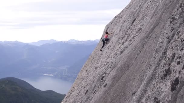 スカーミッシュ谷カナダでロッキーの極端な顔を登る安全ロープを使用して空中白人アメリカ女性ロック クライマー — ストック動画