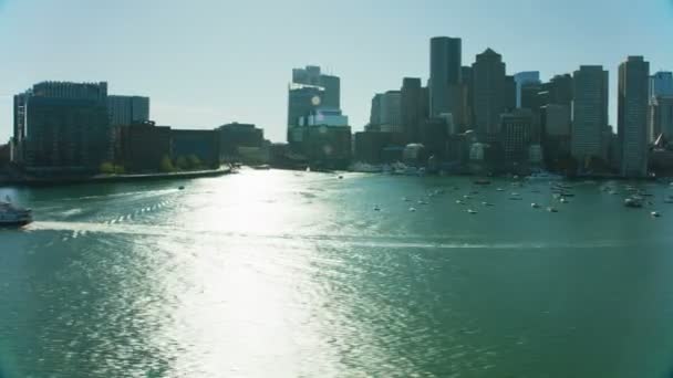 美国波士顿 2017年11月 空中海滨城市鸟瞰码头大都市区摩天大楼大厦在波士顿港马萨诸塞州美国 — 图库视频影像