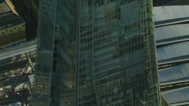 ロンドン 2017年 空中間近でガラス外装モダンなロンドン市の超高層ビル シャード イギリス英国の日の出反射でビュー — ストック動画