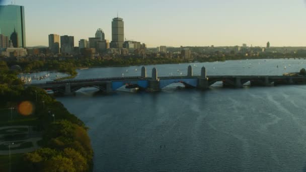 Letecký Pohled Longfellow Bridge Plachty Lodí Charles River Centrum Město — Stock video