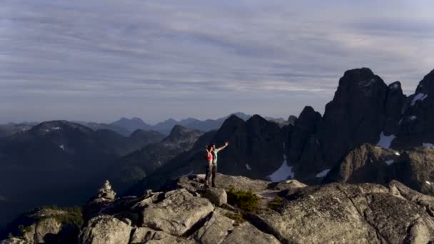 Légi Drone Kilátás Csapat Expedíció Hegymászók Sikerével Habrich Völgy Squamish — Stock videók