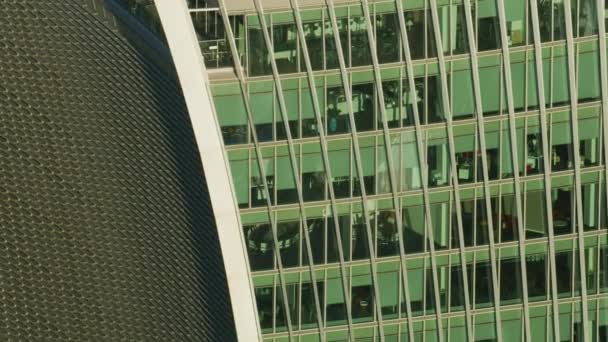 空中サンライズ ビューを建物の商業ビル イギリスのトランシーバーでロンドン市の事務所のクローズ アップ — ストック動画