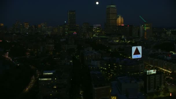 美国波士顿 2017年11月 空中照明夜间霓虹灯标志市中心波士顿公寓大厦通勤者道路车辆交通在繁忙的城市十字路口美国 — 图库视频影像