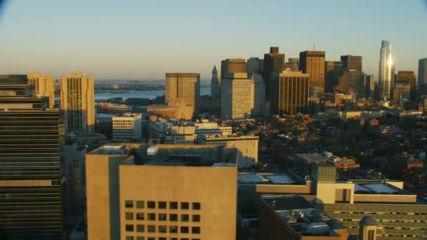 Luchtfoto Zonsondergang Stadszicht Van Metropolitan Wolkenkrabber Gebouwen Downtown Boston Financiële — Stockvideo