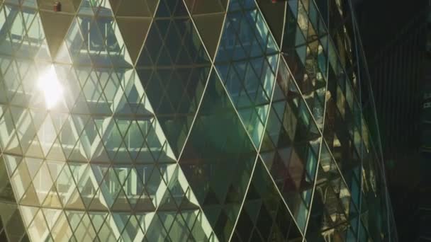 太陽フレア ガーキン ガラス張りの外観やロンドン市商業高層ビル イングランド イギリス ロンドン英国 2017年 空中サンライズ ビュー — ストック動画
