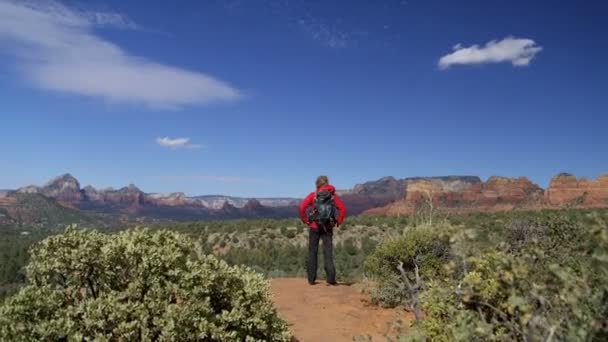 健康的高加索美国女性徒步旅行者背包远足在户外红色砂岩佛得角山谷亚利桑那美国 — 图库视频影像