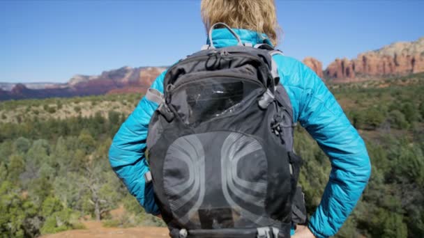 Активная Белая Американка Туристка Рюкзаком Прогулке Природе Verde Valley Arizona — стоковое видео
