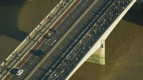 London November 2017 Aerial Sunrise View Vehicles Pedestrians Crossing River — Stock Video