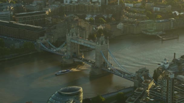 テムズ川フェリー交差ロンドン イングランド イギリス タワー ブリッジ車両の下で旅行のロンドン 2017年 空撮日の出 — ストック動画
