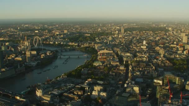 空中朝焼けとロンドンの商業および住宅地区の川テムズ ロンドン目ビッグ イングランド英国 — ストック動画