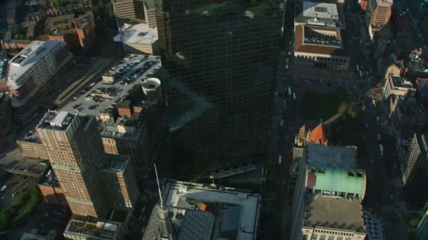 金融地区 ダウンタウン市建物のジョン ハンコック タワー超高層ビル バークレー建物ボストン マサチューセッツ米国の空中ウォーター フロント ビュー — ストック動画