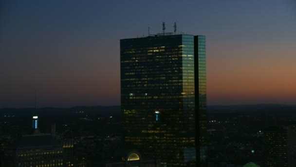 空中夜照らされたジョン ハンコック タワーの黄昏ビュー市のダウンタウンの金融街超高層ビルで 米国マサチューセッツ州ボストンを構築 — ストック動画