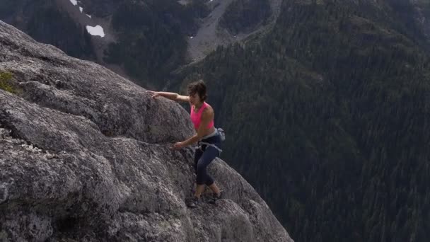 Etkin Beyaz Amerikan Kadın Macera Dağcı Kaya Tırmanışı Habrich Squamish — Stok video