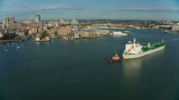 ボストン アメリカ合衆国 2017 タンカーの空中都市風景船メイン チャンネル マサチューセッツ州港ウォーター フロント マサチューセッツ州アメリカ — ストック動画