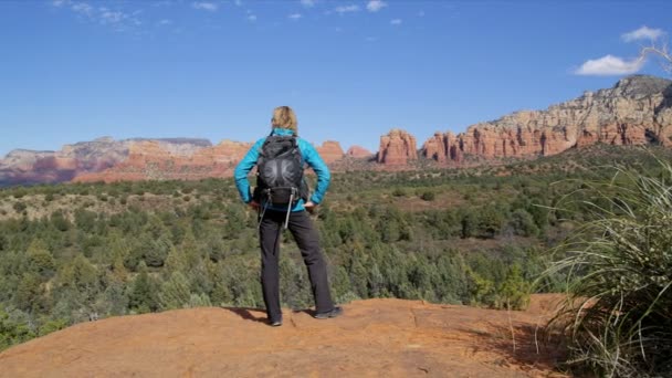 Mladí Kavkazských Americké Ženské Tramp Batohem Trekking Červeného Pískovce Troubou — Stock video