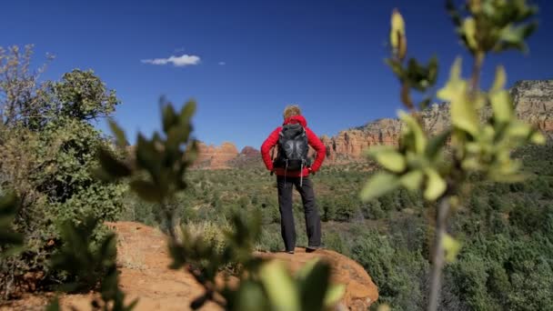 Aktive Kaukasisch Amerikanische Wanderin Mit Rucksack Freien Verde Tal Arizona — Stockvideo