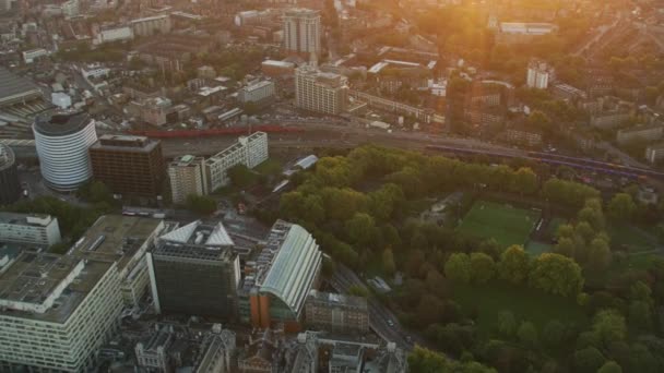 都市からの空中日の出公園ロンドン市金融街イギリスにランベスとウォータールー駅 — ストック動画