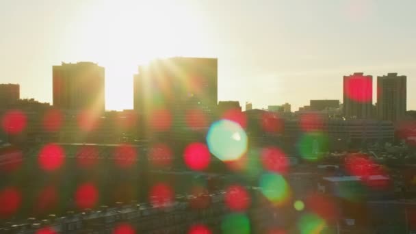 ダウンタウン ボストン金融オフィス ビジネス地区マサチューセッツ州アメリカで首都圏の超高層ビルの空中都市太陽フレア ビュー — ストック動画
