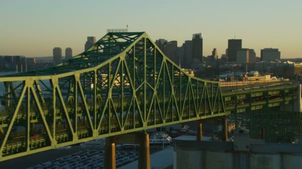 美国波士顿 2017年11月 托宾纪念碑鸟瞰2级道路交通车辆桥在神秘的河城市的摩天大楼波士顿马萨诸塞州美国 — 图库视频影像
