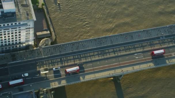 伦敦英国 2017年11月 鸟瞰在日出早晨通勤横跨伦敦桥梁步行者机动车和公共交通交通英国联合王国 — 图库视频影像