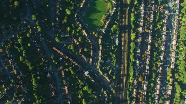 空撮住宅街日の出イギリスの道路 鉄道ロンドン市郊外を家します — ストック動画