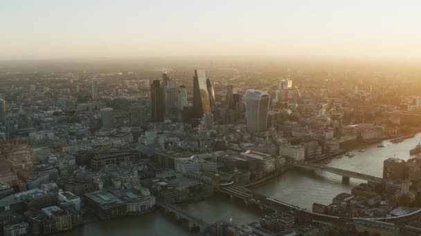 横跨泰晤士河的空中日出观和阳光照耀着伦敦城市摩天大楼英国英国的玻璃外观 — 图库视频影像