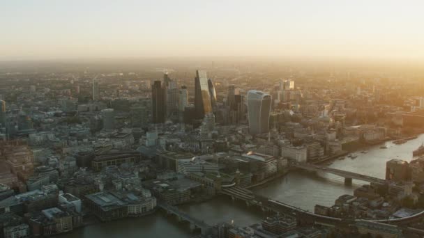 Aerial Sunrise Utsikt Över Themsen Och Solljus Som Lyser Glas — Stockvideo