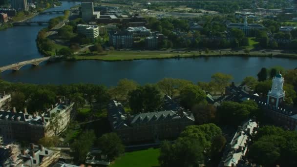 ボストンの歴史的な建物 エリオット図書館チャールズ川マサチューセッツ州アメリカの空中シティー ビュー — ストック動画