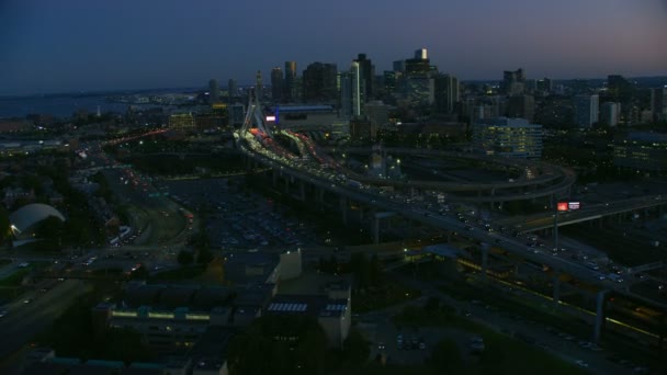 照らされた観ケーブルとどまった多車線バンカーヒル忙しい通勤道路橋私たちハイウェイ とチャールズ川マサチューセッツ州ボストン アメリカ合衆国 2017 空中夜 — ストック動画