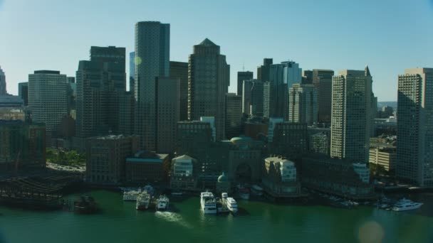 美国波士顿 2017年11月 空中海滨城市鸟瞰码头大都市区摩天大楼大厦在波士顿港马萨诸塞州美国 — 图库视频影像