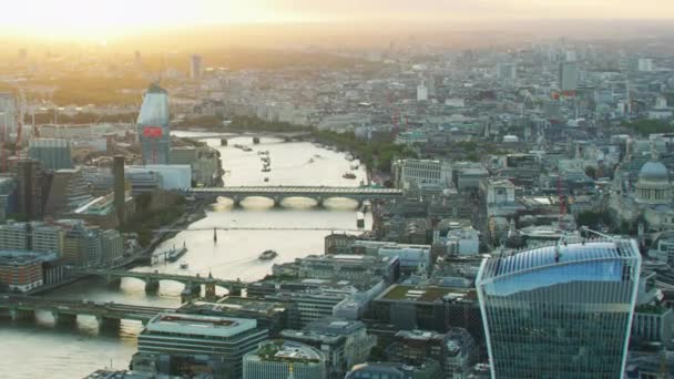伦敦英国 2017年11月 空中日落风景伦敦城市景观商业和住宅建筑泰晤士河和萨瑟克大桥黑衣修士桥英国英国 — 图库视频影像