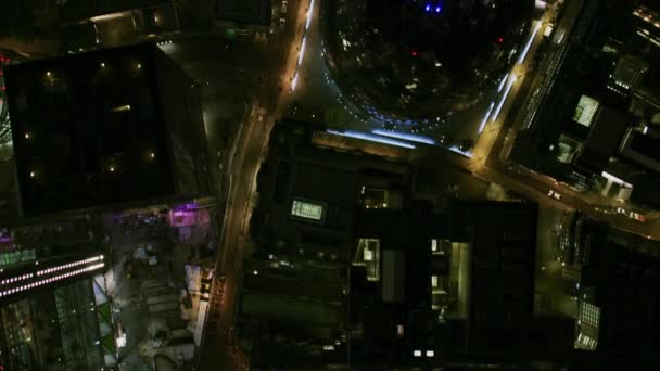 空中屋上夜ガーキン イギリス ロンドン金融街のモダンな高層ビルのイルミネーション通りを表示します — ストック動画