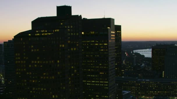 空中城市照亮的黄昏景观大都市摩天大楼在市中心波士顿金融办公室商业区查尔斯河美国马萨诸塞州 — 图库视频影像