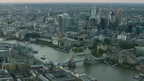 夕焼けの川テムズ ロンドンの街並みと金融街のモダンな超高層ビル商業イングランド イギリス ロンドン英国 2017年 — ストック動画