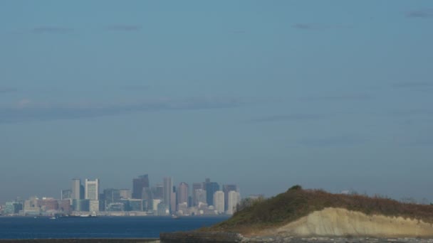 ブリュー スター島プリマス郡マサチューセッツ湾米国のボストン市高層ビルとボストン光灯台の空中写真 — ストック動画