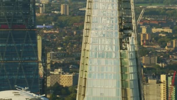伦敦英国 2017年11月 鸟瞰在日落的碎片玻璃摩天大楼观察甲板与太阳耀斑和伦敦城市景观英国英国 — 图库视频影像
