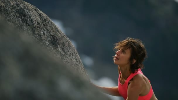 Joven Fitness Caucásico Americano Aventura Femenina Escalador Escalada Aire Libre — Vídeo de stock