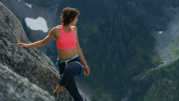 ロッキーマウンテン壁スカーミッシュ谷カナダ若い自信を持って白人アメリカ女性冒険登山 — ストック動画